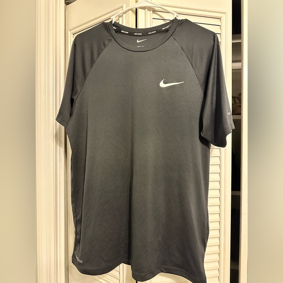 Nike Men's Black Short Sleeve Swim Shirt - Picture 1 of 4
